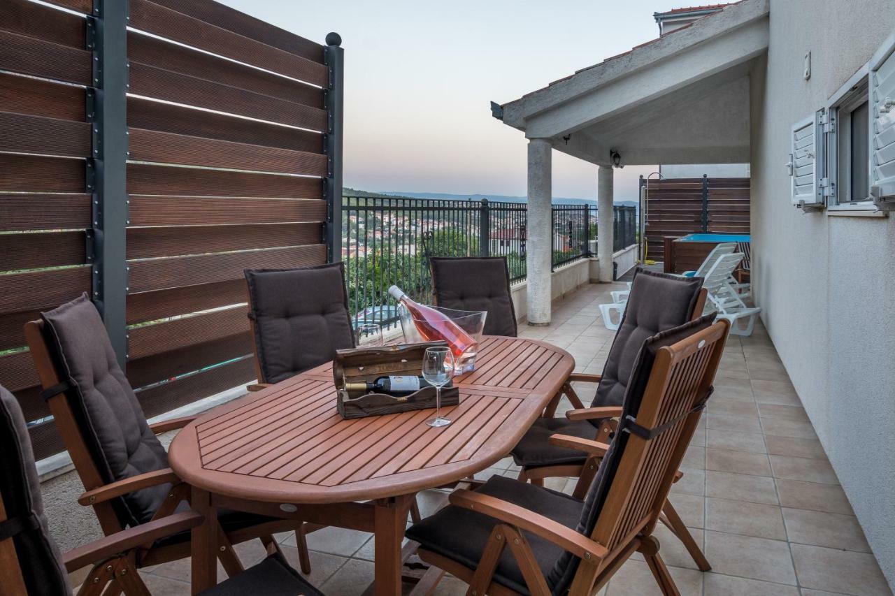 Holiday Home Harmony Zrnovnica ภายนอก รูปภาพ