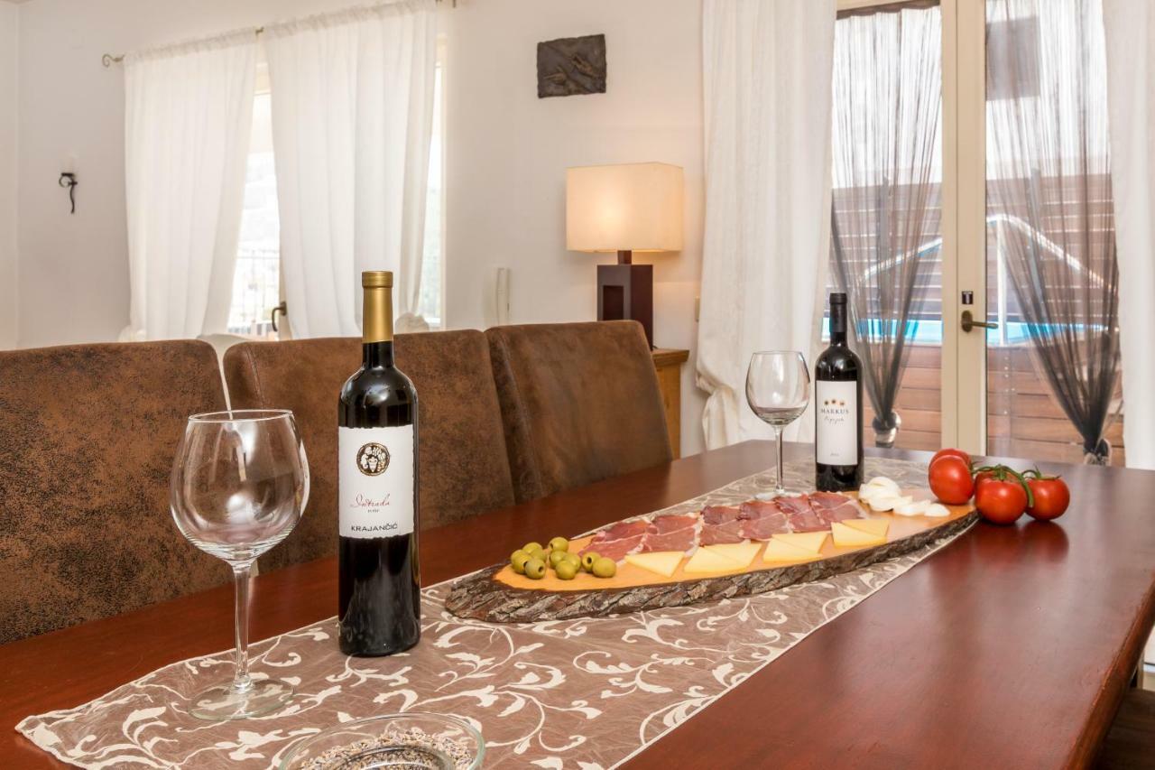 Holiday Home Harmony Zrnovnica ภายนอก รูปภาพ