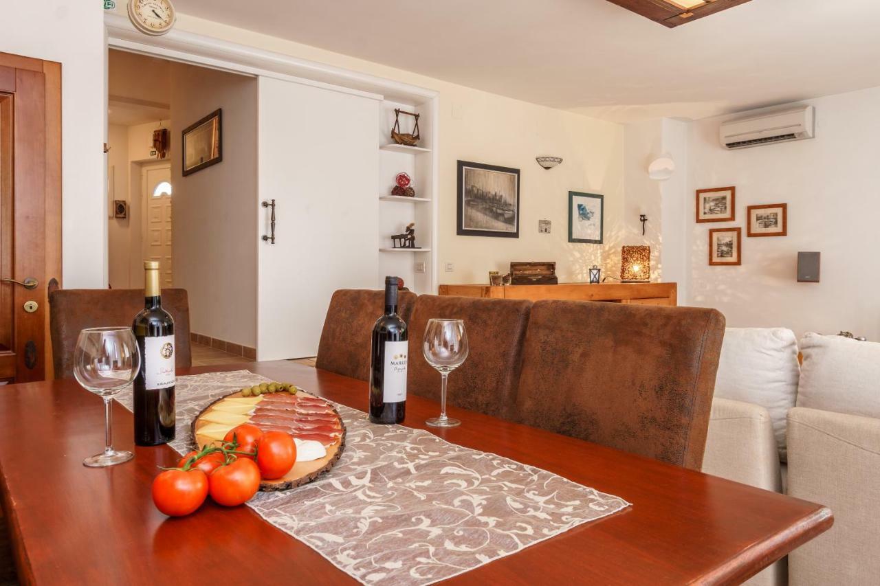 Holiday Home Harmony Zrnovnica ภายนอก รูปภาพ