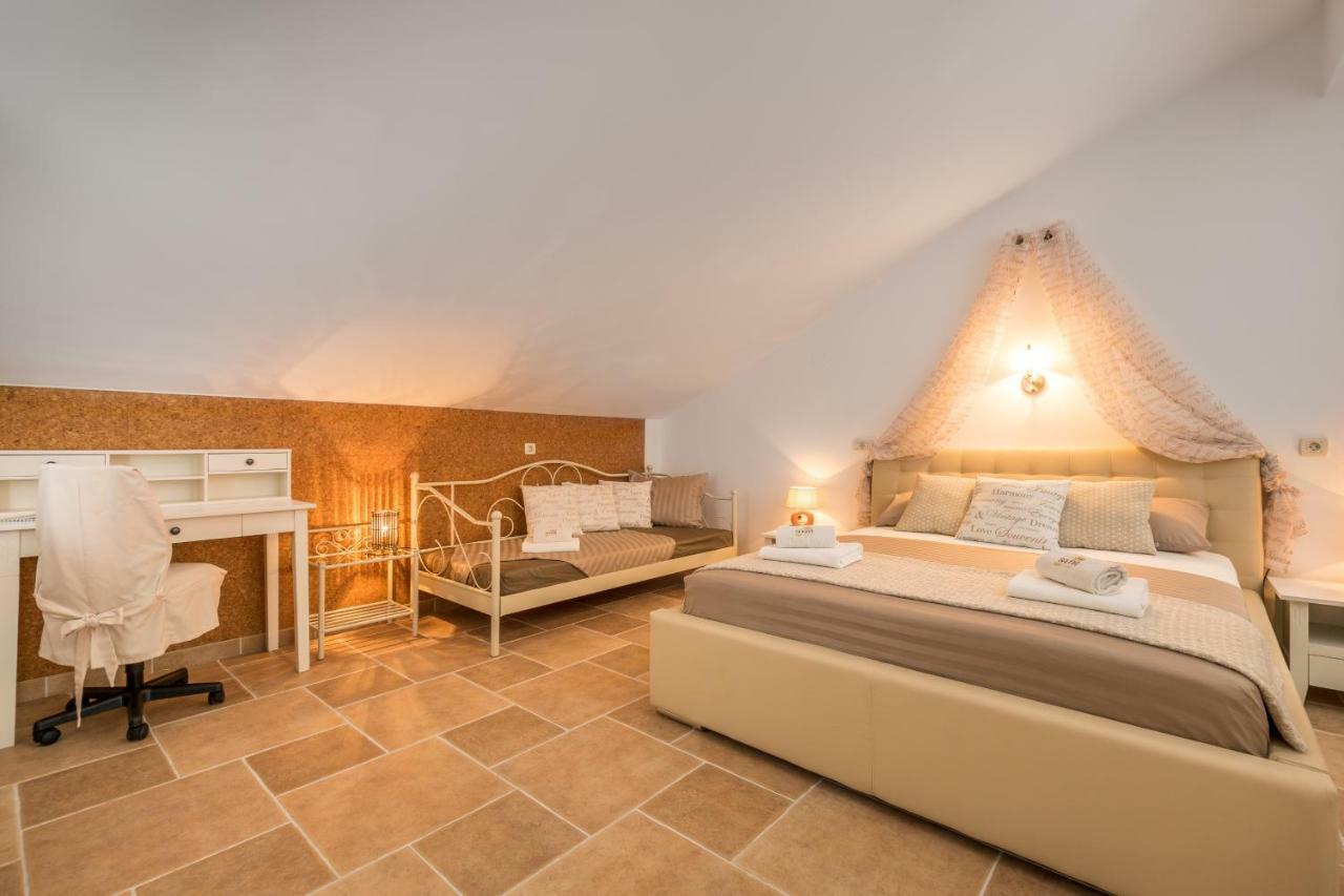 Holiday Home Harmony Zrnovnica ภายนอก รูปภาพ