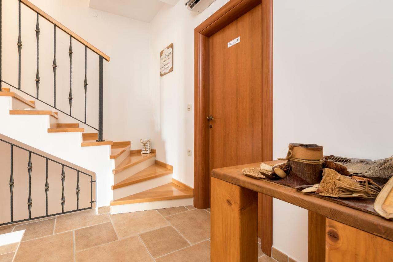 Holiday Home Harmony Zrnovnica ภายนอก รูปภาพ
